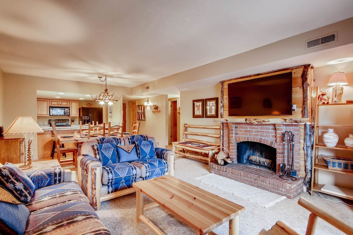 Condo, 2 Bedrooms | Living area