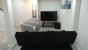 Smart TV - Cozy 2-Bedroom basement Suite with Private entrance South Winnipeg. (Winnipeg)