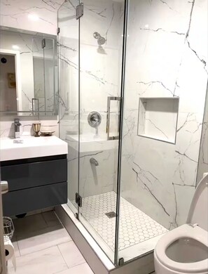 Regadera, secadora de cabello, toallas, jabón