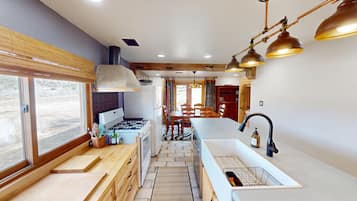 Fridge, oven, stovetop, dishwasher