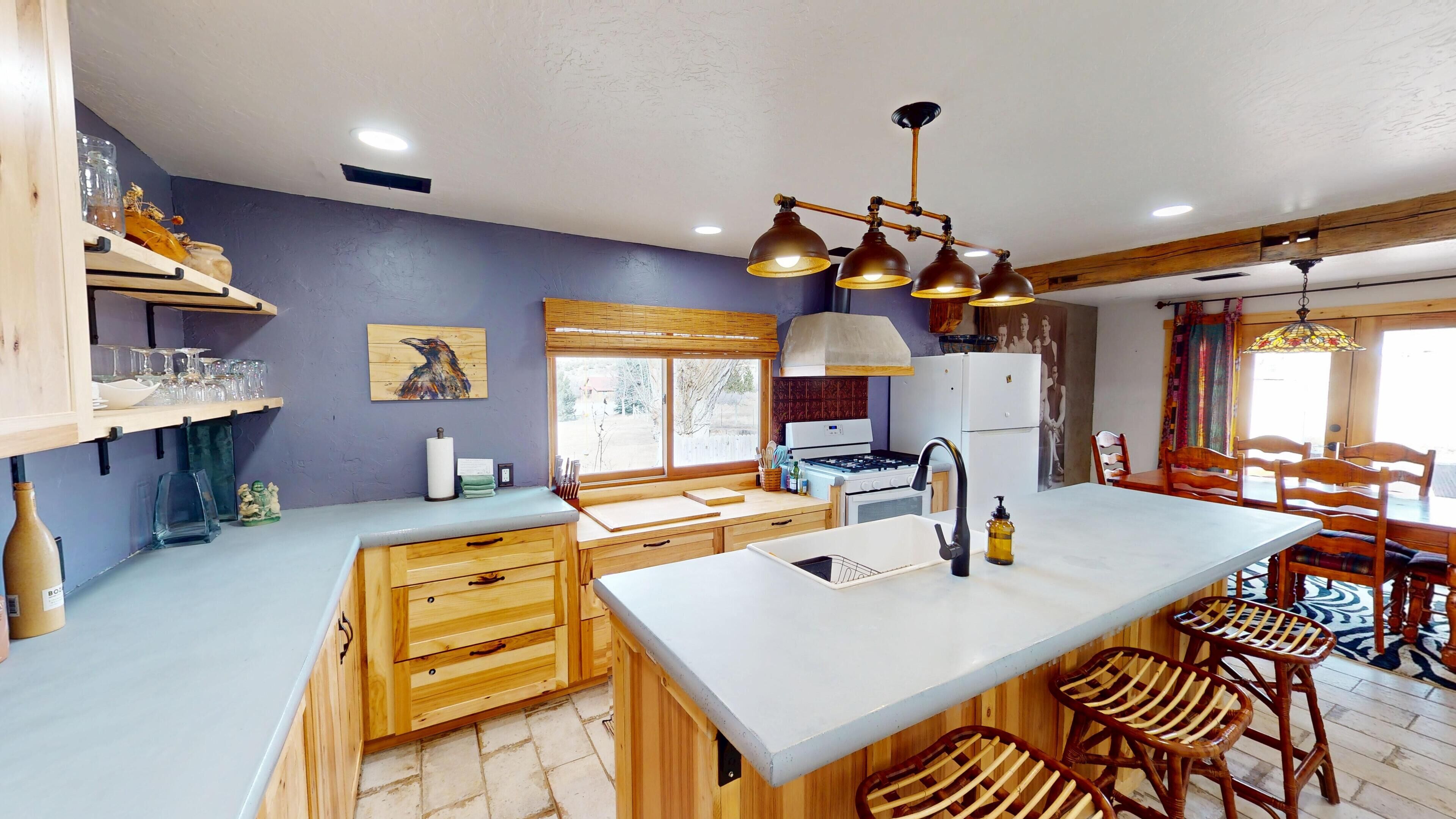 Jääkaappi, uuni, liesi, astianpesukone