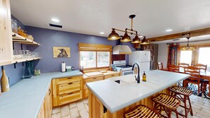 Een koelkast, een oven, een kookplaat, een vaatwasser