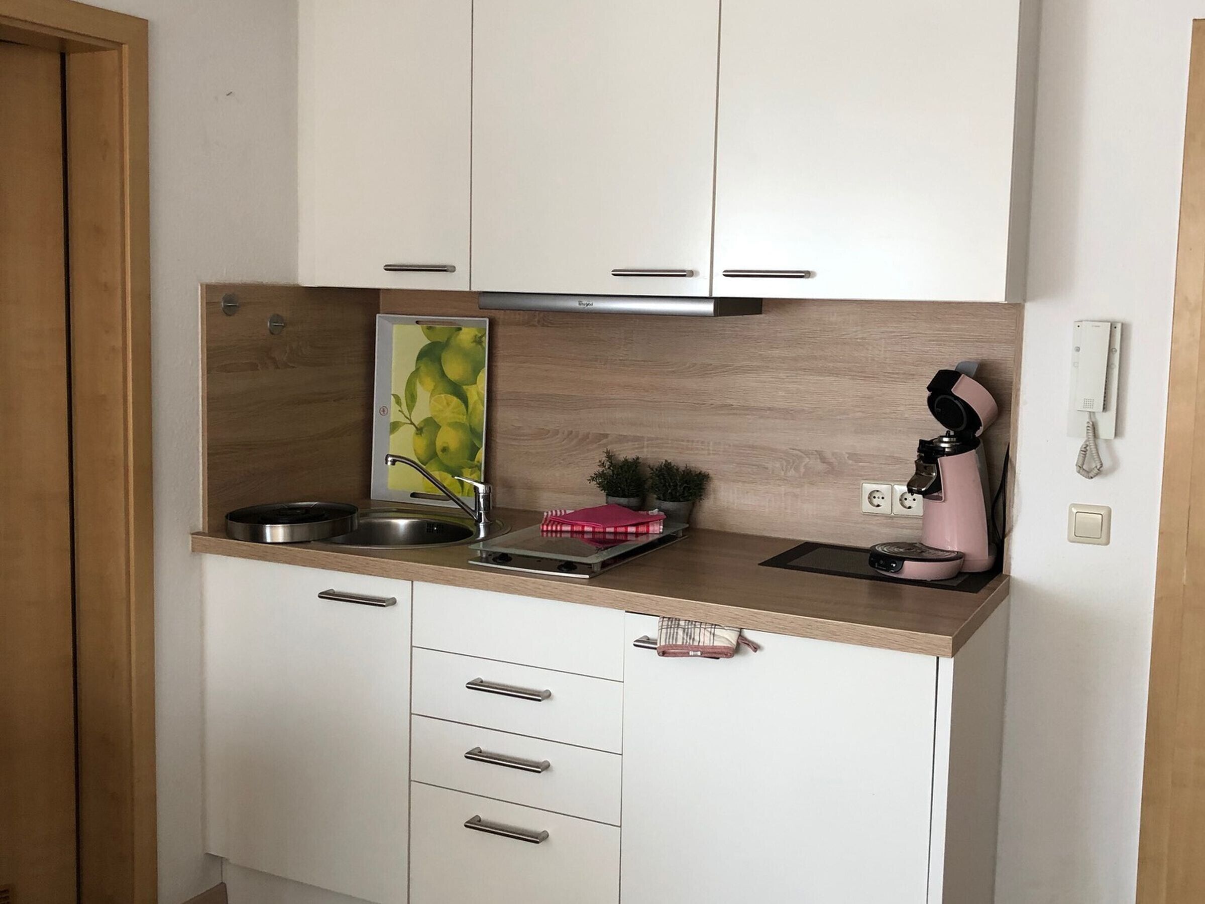 Kühlschrank, Herdplatte, Wasserkocher mit Kaffee-/Teezubehör