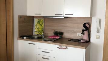 Kühlschrank, Herdplatte, Wasserkocher mit Kaffee-/Teezubehör