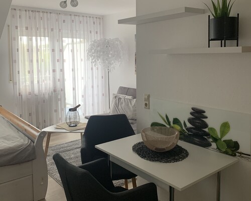 Kleine Ferienwohnung mit Seeblick, Balkon und Wi-Fi