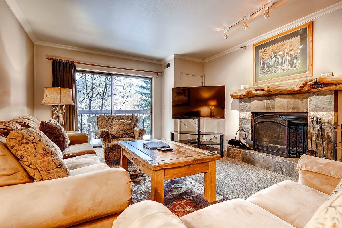 Condo, 1 Bedroom | Living area