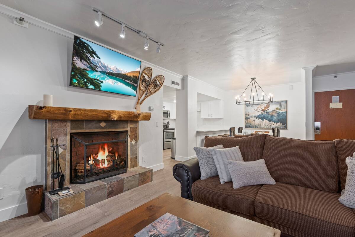 Condo, 2 Bedrooms | Living area