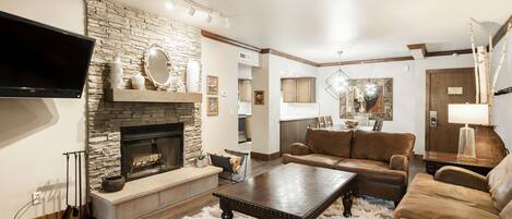 Condo, 5 Bedrooms | Living area