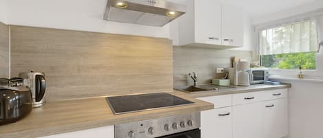 Refrigerador, microondas, horno y parrilla de estufa