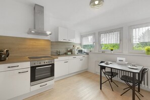 Frigorífico, microondas, horno y placa de cocina