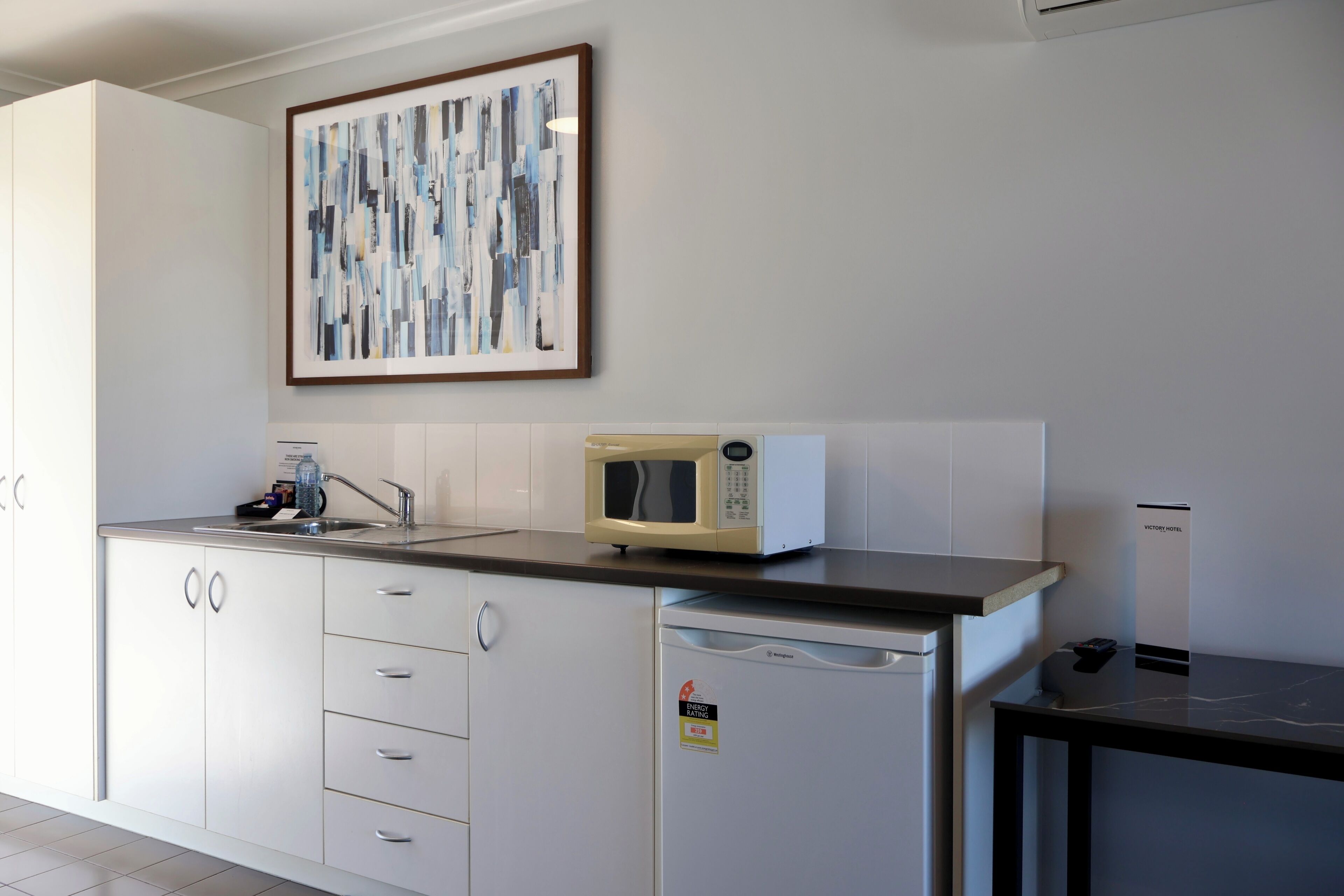 Deluxe Room | Private kitchen | Mini-fridge, microwave