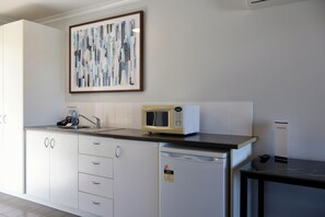 Deluxe Room | Private kitchen | Mini-fridge, microwave - Victory Hotel Motel Gympie  (Gympie)