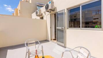 Studio Standar, microwave (Exiles Beach - Stefanella Studio 12) | Tempat makan outdoor