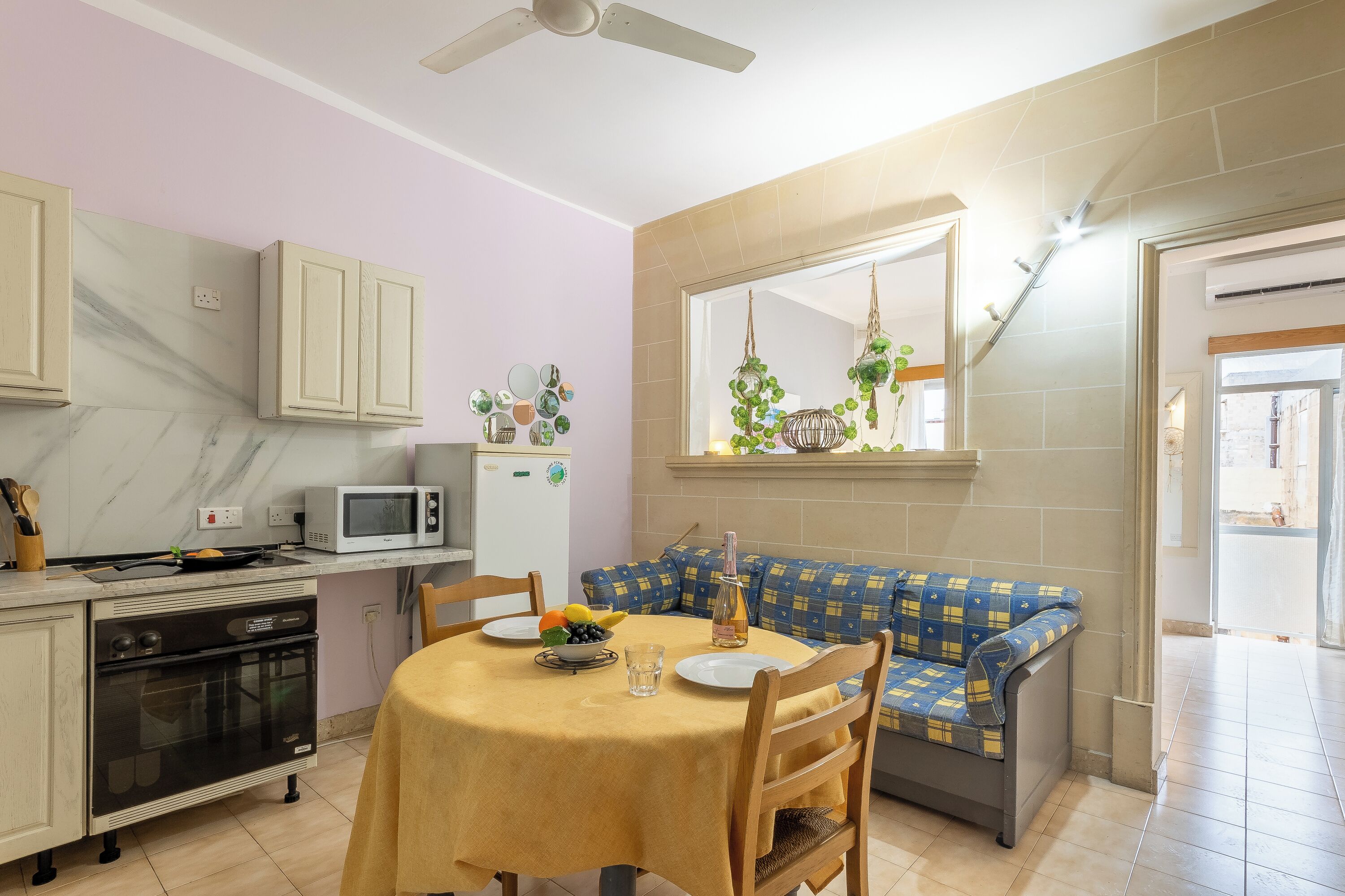 Jääkaappi, mikroaaltouuni, uuni, liesi