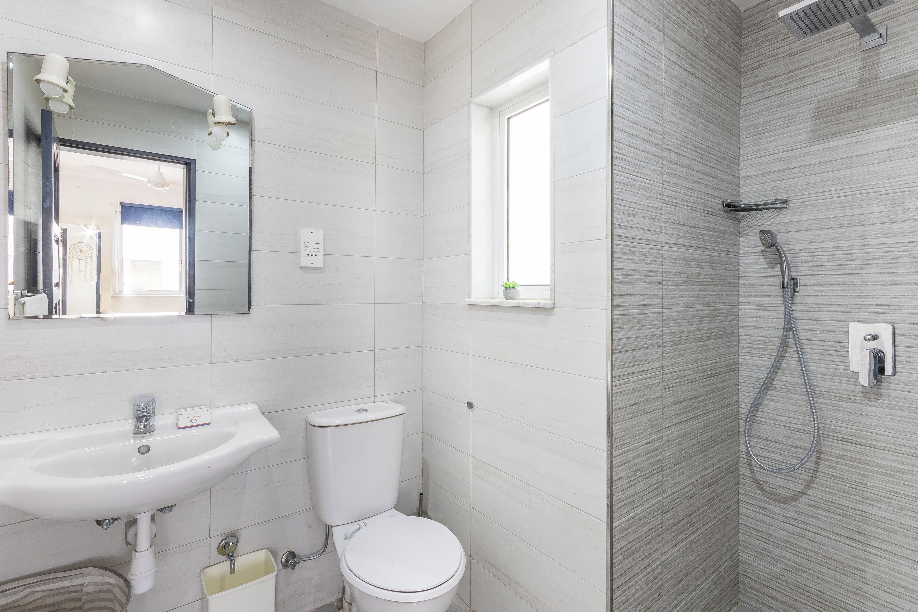 Standard Studio (Exiles Beach - Stefanella Studio 12) | Bathroom | Shower, towels, soap, shampoo