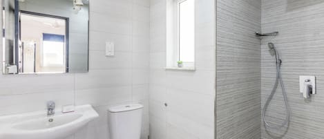 Estudio estándar (Exiles Beach - Stefanella Studio 12) | Baño | Regadera, toallas, jabón, shampoo