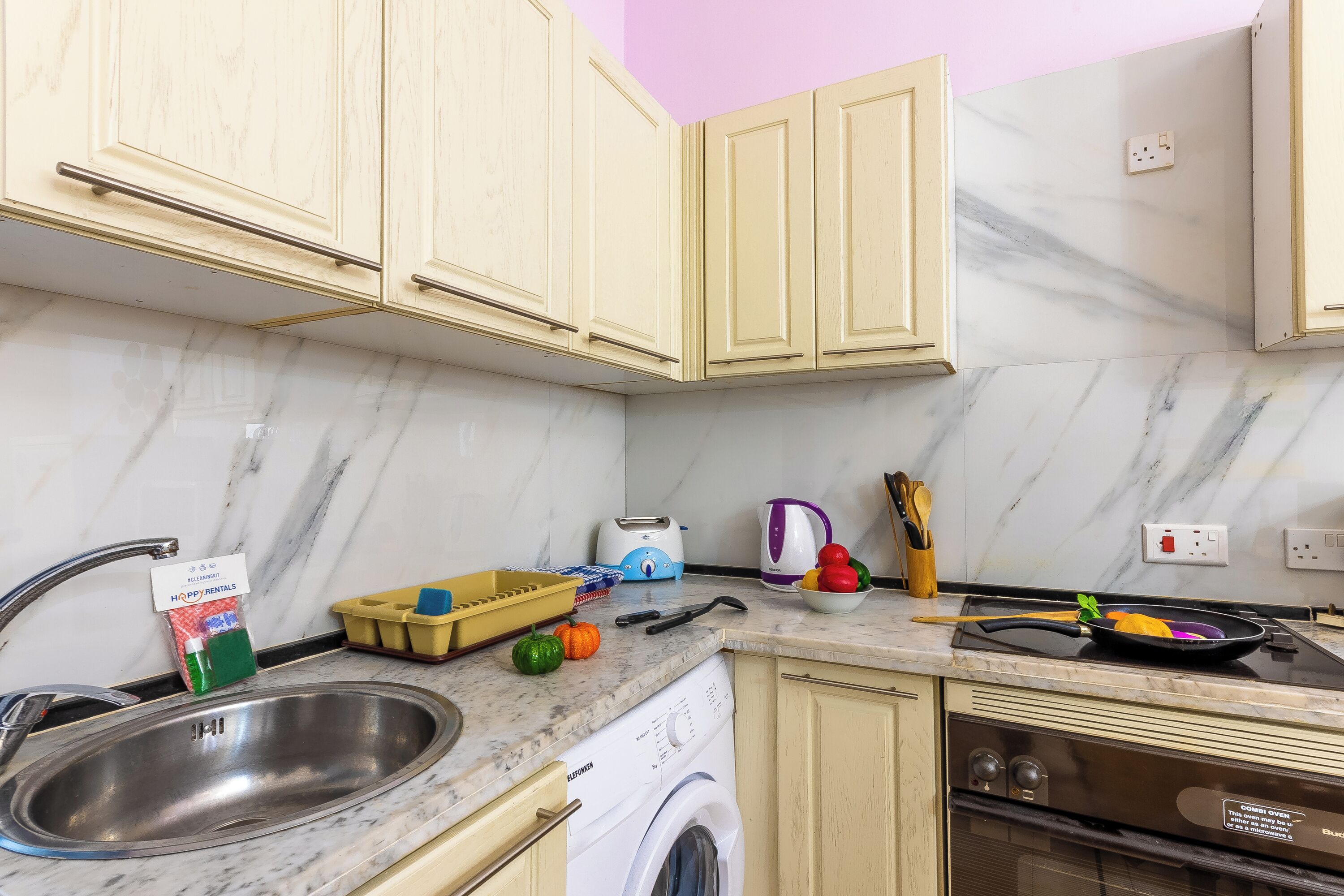 Jääkaappi, mikroaaltouuni, uuni, liesi