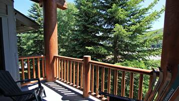 Condo, 2 Bedrooms | Property grounds