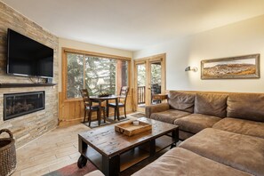 Condo, 2 Bedrooms | Living area