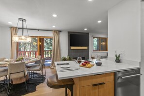 Condo, 2 Bedrooms | Dining