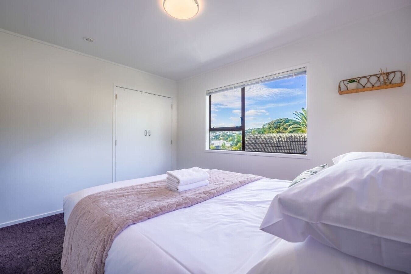 2 bedrooms, desk, WiFi (free), bed sheets