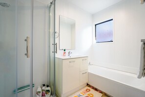 Haartrockner, Handtücher, Seife, Toilettenpapier