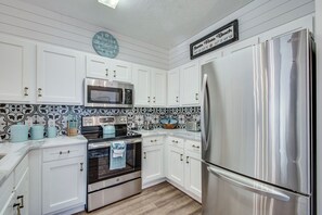 Kjøleskap, mikrobølgeovn, ovn og kokeplater