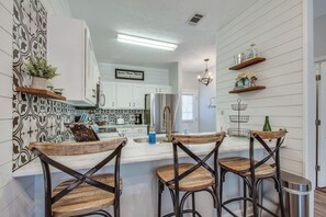 Kylskåp, mikrovågsugn, ugn och spishäll