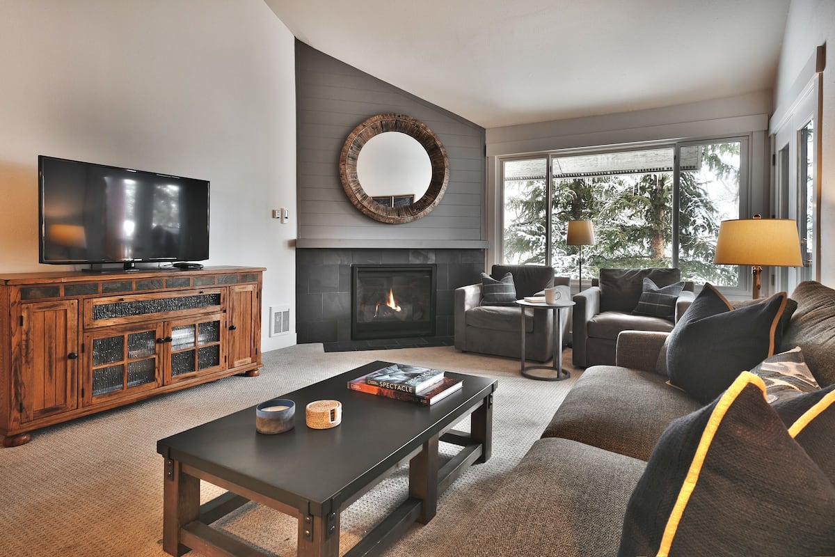 Condo, 5 Bedrooms | Living area