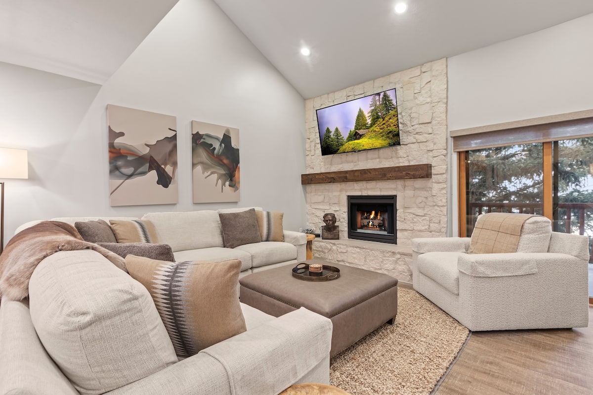 Condo, 3 Bedrooms | Living area