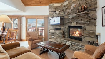 Condo, 3 Bedrooms | Living area