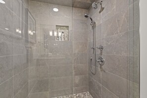 Condo, 3 Bedrooms | Bathroom | Towels, shampoo