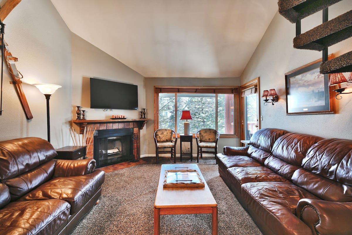 Condo, 2 Bedrooms | Living area
