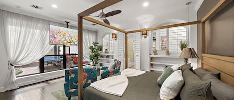 4 habitaciones, escritorio y tabla de planchar con plancha