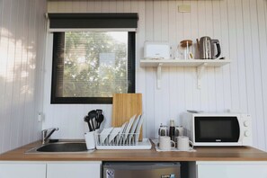 Réfrigérateur, micro-ondes, plaque de cuisson, grille-pain