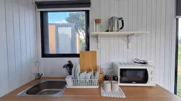 Frigorífico, microondas, placa de cocina y tostadora