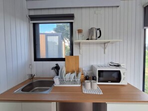Réfrigérateur, micro-ondes, plaque de cuisson, grille-pain