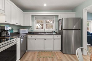 ثلاجة، ميكروويف، فرن، موقد طهي مسطح