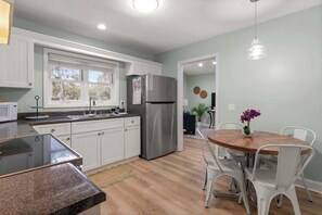 ثلاجة، ميكروويف، فرن، موقد طهي مسطح