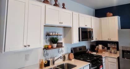 Bright Private Apt – Near Raceway & Sports!