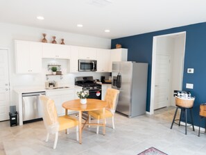 Réfrigérateur, micro-ondes, four, lave-vaisselle