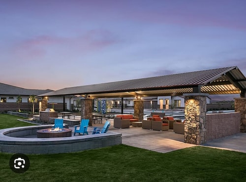 Cozy 1-Bedroom Getaway with 2 Comfy Beds – Perfect for Relaxation!