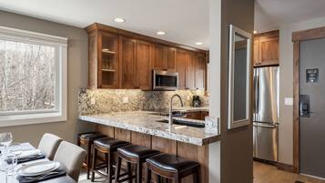 Condo, 2 Bedrooms | Dining