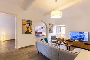 Familie penthouse, meerdere slaapkamers (Magnificent Sea View Penthouse) | Woonruimte | Een 32-inch flatscreentelevisie met digitale zenders en een smart-tv