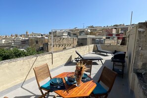 Outdoor dining - Magnificent Sea View Penthouse Cospicua (Cospicua)