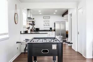 Fridge, microwave, oven, stovetop - Sojourn Bayview Sanctuary Home Sleeps 6 (Norfolk)