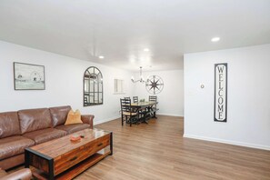 TV, books - Sojourn Bayview Sanctuary Home Sleeps 6 (Norfolk)