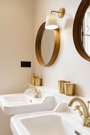 Een douche, een haardroger, handdoeken, zeep