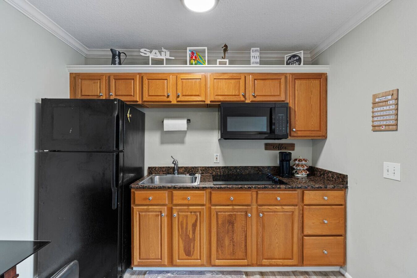 Refrigerador, microondas, parrilla de estufa y cafetera y tetera 