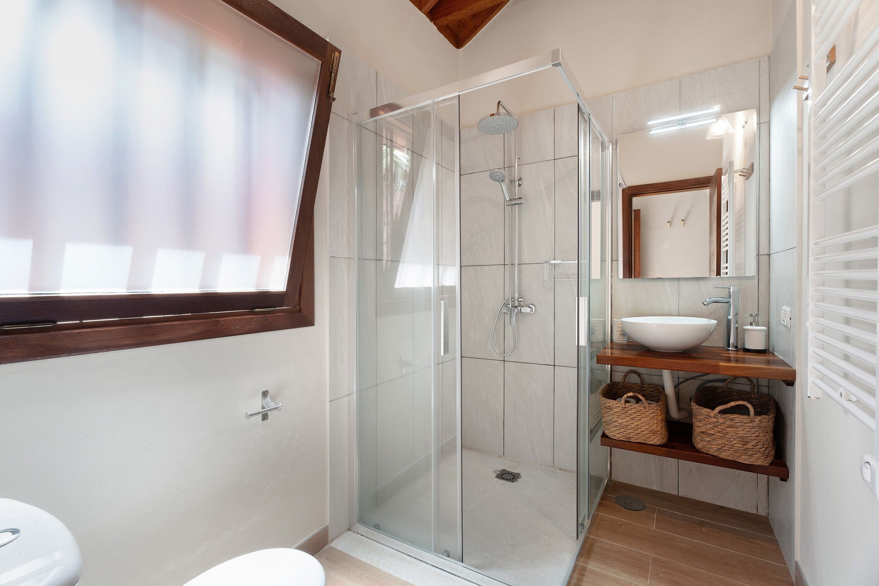 Een douche, een haardroger, handdoeken